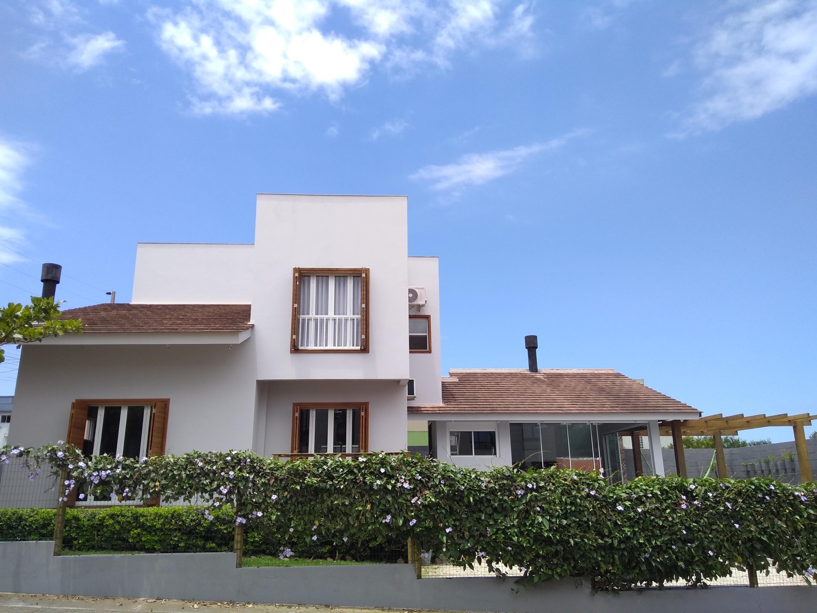 Fachada de casa administrada pela Nubem Locações em Garopaba