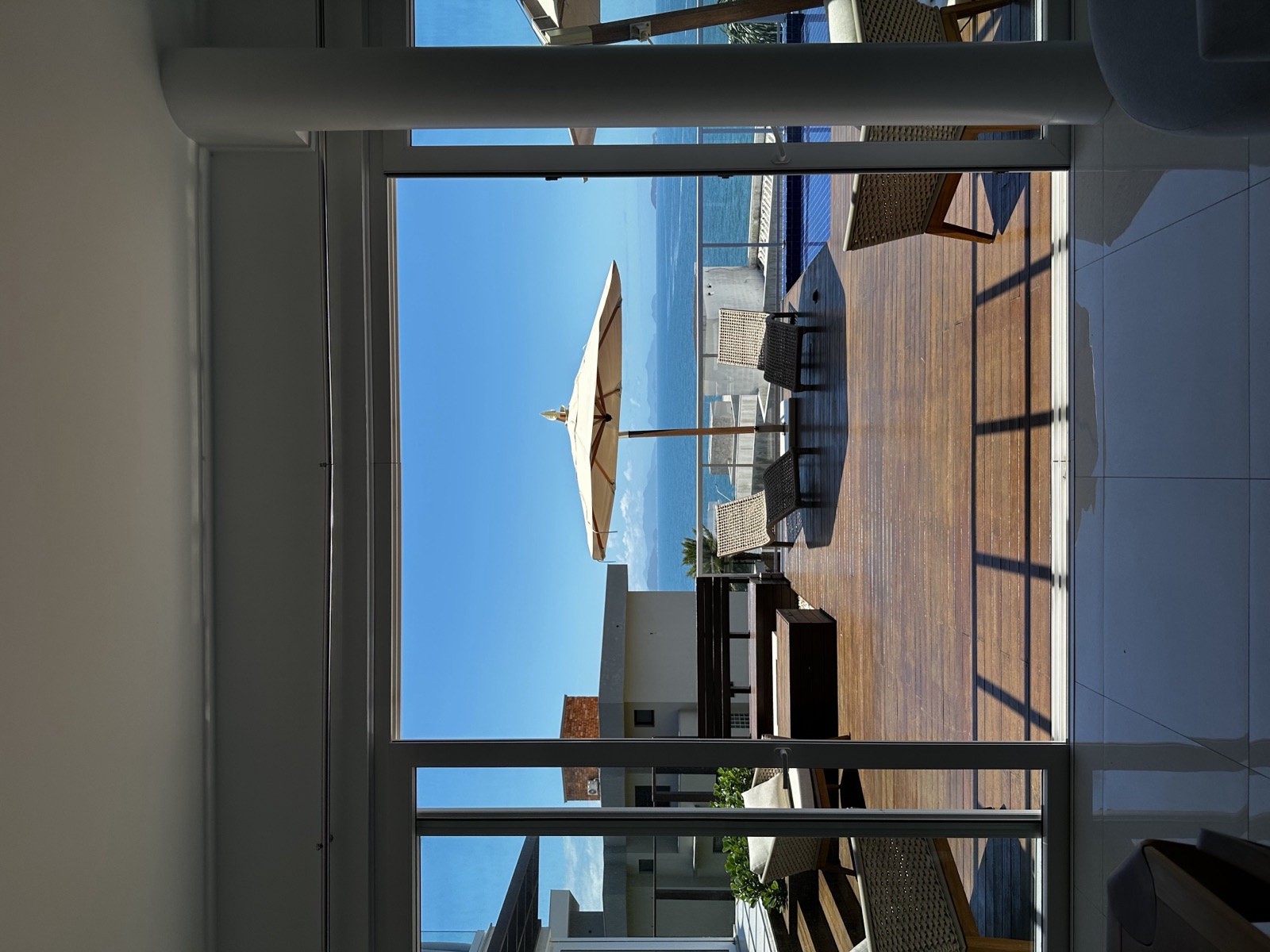 Terraço com vista para o mar de uma casa Nubem Locações